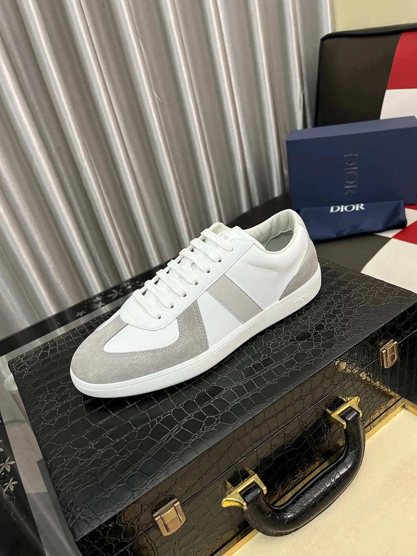 Men's shoes 💰380⌚️⌚️ 【Dior*DIAO】original quality.~ Unique modern style sneakers. 🏃A must-have casual shoe for trendy men😍😍 Original brand imported from Italy, imported original leather, sheep lining (refuses to discolor and grind feet) Sole: Original sole provided by the original factory, French lazy style design ⚠️Fit to the feet, original quality, super comfortable original sole. Code number: 38-448️⃣Colors available